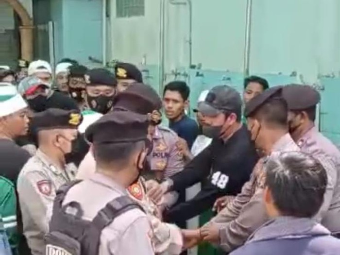 Penangkapan 2 tokoh penting Khilafatul Muslimin di Lampung diwarnai kericuhan (Foto: tangkapan layar video)
