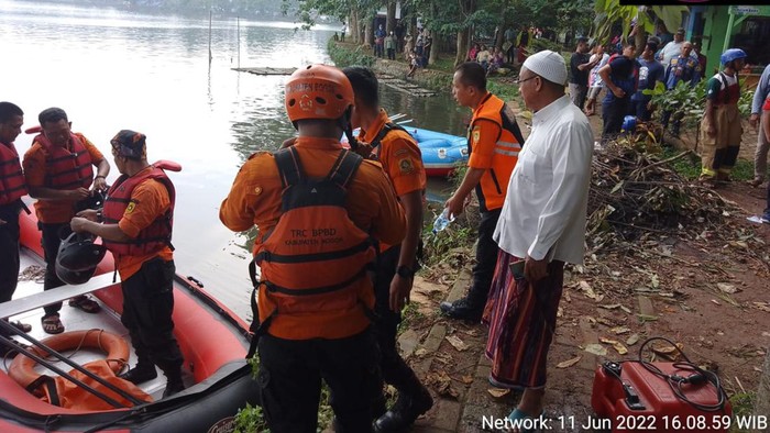 Pencarian orang tenggelam di Situ Cikaret Bogor