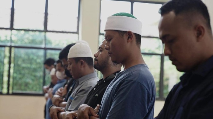 Polisi dan simpatisan Khilafatul Muslimin salat berjamaah di Masjid Satbrimobda Polda Lampung