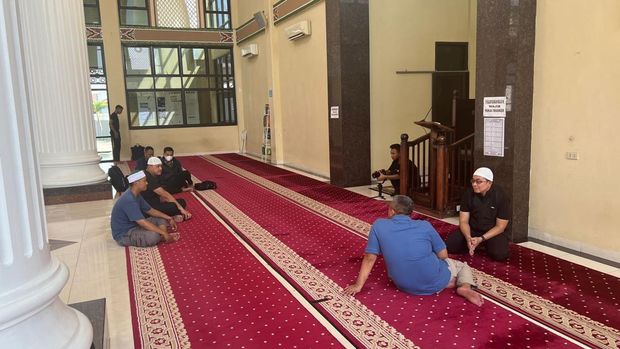 Polisi dan simpatisan Khilafatul Muslimin salat berjamaah di Masjid Satbrimobda Polda Lampung