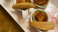 Misalnya seperti menu pembuka atau appetizer Signature Prawn and Crispy Bread with Spicy Sauce. Di sini menggunakan mantau goreng. Foto: detikFood
