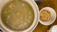 Serta menu Sizzling Rice Soup Seafood yang jadi pengganti nasi putih. Sajian ini terbilang cukup unik. Karena menurut Chef Tan Dee Hond, makanan ini populer di Hong Kong. Foto: detikFood