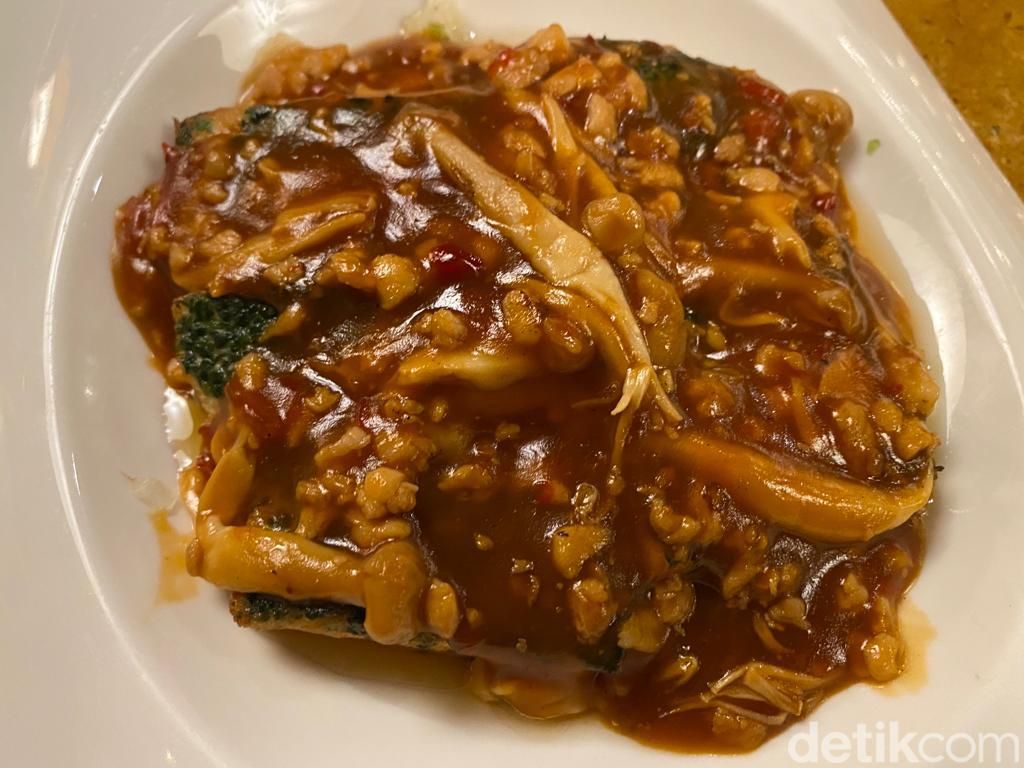 Puluhan Hidangan China Peranakan yang Lezat Ini Ada di Hotel Bintang 4 Karawang