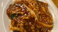 Chef Tan Dee Hond membawa menu Stir Fried Squid with Superior Soy Sauce, serta Bean Curd Shimeji Mushroom and Minced Chicken. Foto: detikFood
