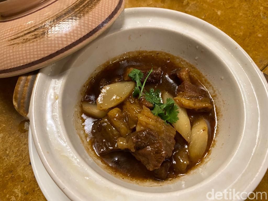 Puluhan Hidangan China Peranakan yang Lezat Ini Ada di Hotel Bintang 4 Karawang