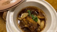 Tak hanya fokus di menu seafood saja. Chef Tan Dee Hond juga mengeluarkan menu Special Beef Brisket yang disajikan hangat di dalam casserole. Foto: detikFood