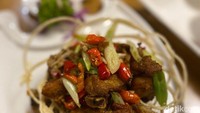 Kemudian untuk menu utamanya, Chef Tan Dee Hond memperkenalkan menu Stir-fried Chicken with Chili Padi dengan tampilan yang tak kalah menarik. Menu ini cocok untuk lidah orang Indonesia yang suka makanan pedas. Foto: detikFood