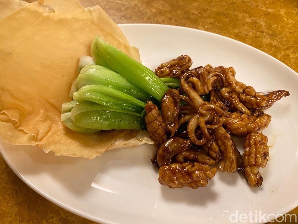 Puluhan Hidangan China Peranakan yang Lezat Ini Ada di Hotel Bintang 4 Karawang