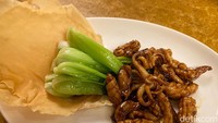 Untuk menu cumi, di sini dimasak cumi dengan saus kecap asin superior yang memang jadi kunci untuk memasak banyak hidangan khas China. Foto: detikFood