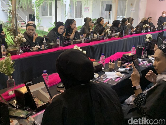 Puluhan mojang Bandung mengikuti kelas kecantikan di Makeupucinno.