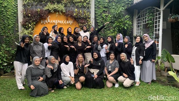 Puluhan mojang Bandung mengikuti kelas kecantikan di Makeupucinno.