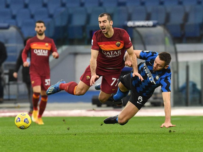 AC Milan's English defender Fikayo Tomori (L) tackles Inter Milan's Dutch defender Denzel Dumfries during the Italian Cup (Coppa Italia) semi-final first leg football match AC Milan vs Inter Milan at the Giuseppe Meazza Stadium (also called San Siro), in Milan on March 1, 2022. (Photo by MIGUEL MEDINA / AFP) (Photo by MIGUEL MEDINA/AFP via Getty Images)
