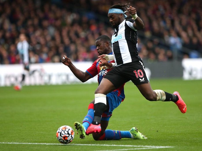 AC Milan's English defender Fikayo Tomori (L) tackles Inter Milan's Dutch defender Denzel Dumfries during the Italian Cup (Coppa Italia) semi-final first leg football match AC Milan vs Inter Milan at the Giuseppe Meazza Stadium (also called San Siro), in Milan on March 1, 2022. (Photo by MIGUEL MEDINA / AFP) (Photo by MIGUEL MEDINA/AFP via Getty Images)