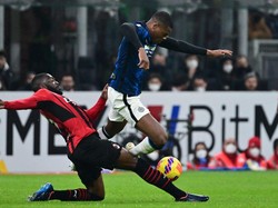 Fikayo Tomori catatkan 79,3 persen sukses tekel. Tomori yang musim panas lalu dibeli AC Milan dari Chelsea, memang bersinar terang di Serie A (Getty Images)