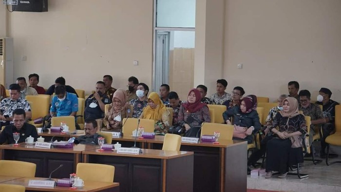 Rapat komisi di DPRD Bone.