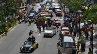 Peserta mengikuti konvoi mobil Volkswagen pada acara Madiun VolksWeekend di Kota Madiun, Jawa Timur, Sabtu (11/6/2022).  