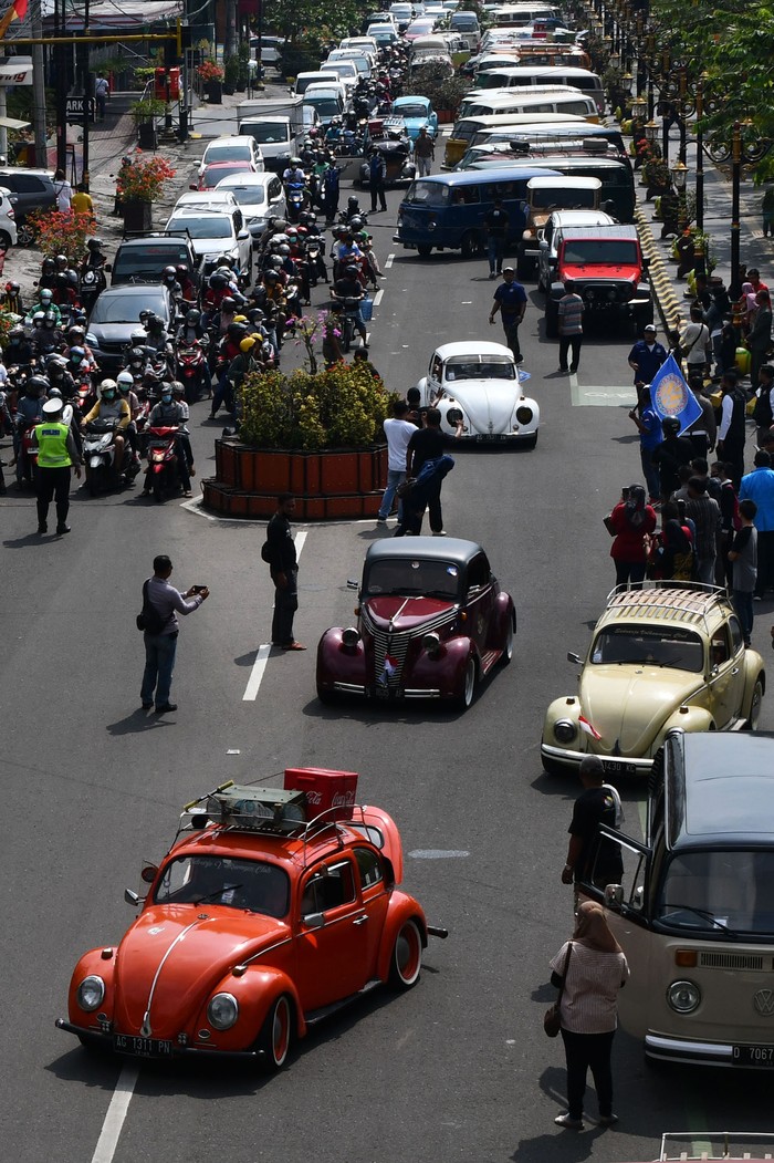 Peserta mengikuti konvoi mobil Volkswagen pada acara Madiun VolksWeekend di Kota Madiun, Jawa Timur, Sabtu (11/6/2022). Kegiatan pameran mobil Volkswagen yang diikuti 400 kendaraan dari sejumlah daerah di Jawa, Sumatra dan Bali tersebut digelar selama dua hari hingga Minggu (12/6). ANTARA FOTO/Siswowidodo/foc.