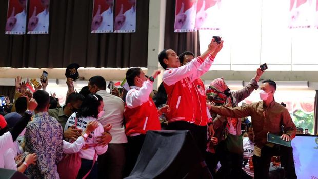 Presiden Joko Widodo (Jokowi) melakukan silaturahmi dengan Relawan Tim 7 di Ecovention Ancol, Jakarta Utara. Dalam acara itu, relawan membacakan Panca Dharma, yang salah satu poinnya bersama Jokowi di 2024.
