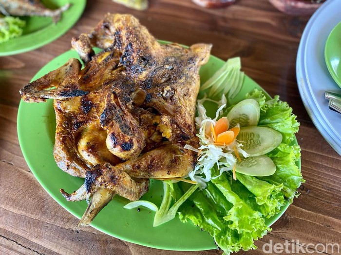 Ngariung Makan Nasi Liwet dan Gurame Kecombrang di Saung Kabogoh