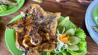 Nasi liwetnya disajikan dalam kastrol dan pas dinikmati sampai 4 orang. Nasi liwetnya harum, karena dicampur daun salam, serai, cabai merah dan bawang merah. Foto: detikcom/Riska Fitria