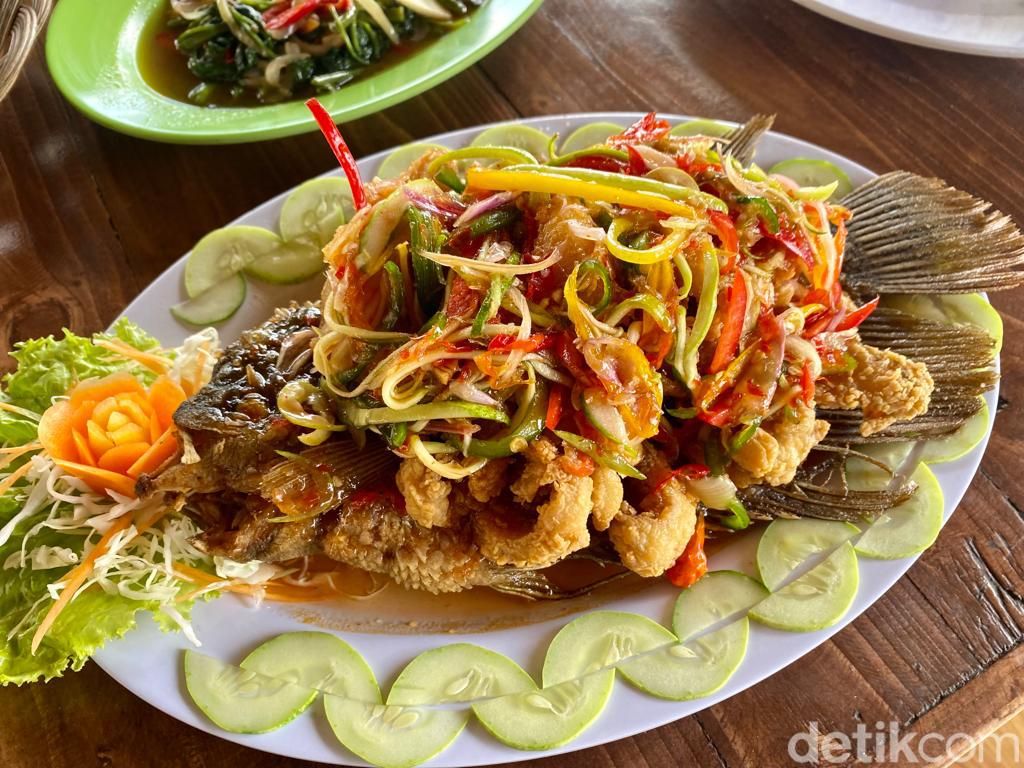 Adem! Makan dengan Pemandangan Sawah di Saung Kabogoh Karawang