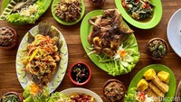 Untuk lauknya kamu bisa pesan ayam bakar (Rp 70.000) yang disajikan satu ekor utuh. Jenis ayamnya menggunakan ayam kampung, sehingga teksturnya empuk dan bumbu bakarnya meresap. Foto: detikcom/Riska Fitria