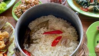 Ikan guramenya besar, bisa dimakan untuk 3-4 orang. Ikan gurame goreng itu kemudian disajikan dengan bumbu asam manis dan diatasnya ditaburi bumbu kecombrang yang melimpah. Foto: detikcom/Riska Fitria
