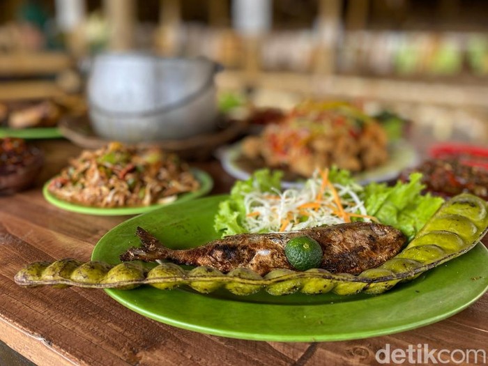Ngariung Makan Nasi Liwet dan Gurame Kecombrang di Saung Kabogoh