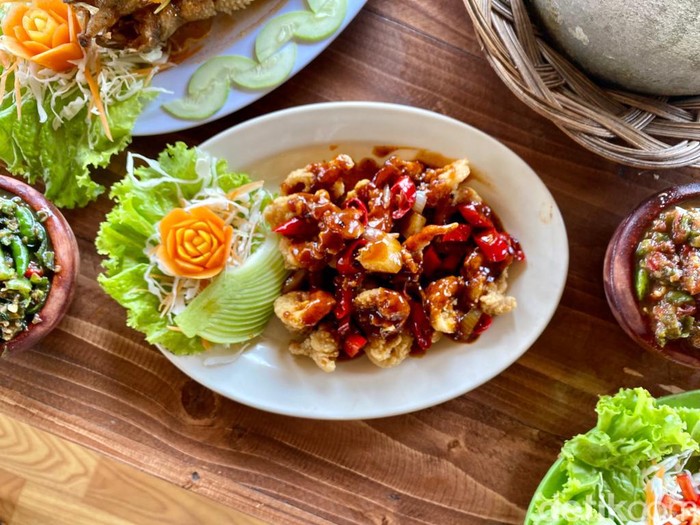 Ngariung Makan Nasi Liwet dan Gurame Kecombrang di Saung Kabogoh