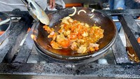 Salah satu lauk yang jadi andalan di sini adalah cumi (Rp 28.000). Cuminya dipotong kecil-kecil dan menyatu dengan sambalnya. Proses pembakaran tadi membuat sambal gaminya jadi berminyak. Foto: detikFood