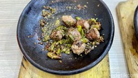 Selain itu, ada juga sambal hijau yang menurut kami tidak sepedas sambal gami. Sambal hijau disana juga dibakar di wadah tanah liat. Kami pun memilih lauk saikoro (Rp 45.000), menu terbaru di sana. Foto: detikFood