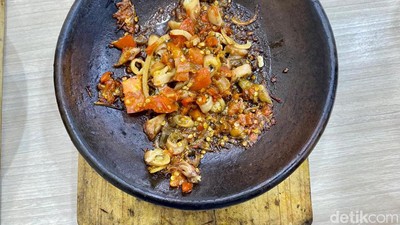 Nikmat Banget! Sambal Bakar Mang Usep pakai Lauk Cumi Asin