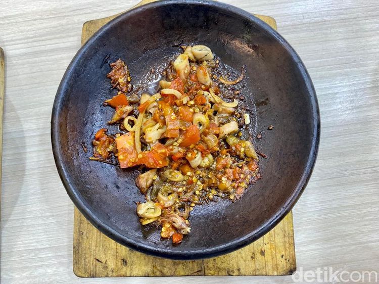 Nikmat Banget! Sambal Bakar Mang Usep pakai Lauk Cumi Asin