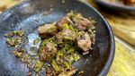 Nikmat Banget! Sambal Bakar Mang Usep pakai Lauk Cumi Asin