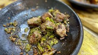 Oya, untuk nasi putih, lalapan dan minuman boleh ambil sepuasnya di sana. Kamu bisa mengambil sendiri di meja yang sudah disediakan. Foto: detikFood