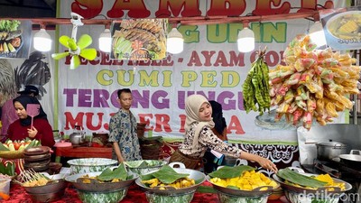 Huaah! Keringat Bercucuran Disengat Pedasnya Sambel Setan Bang Udin