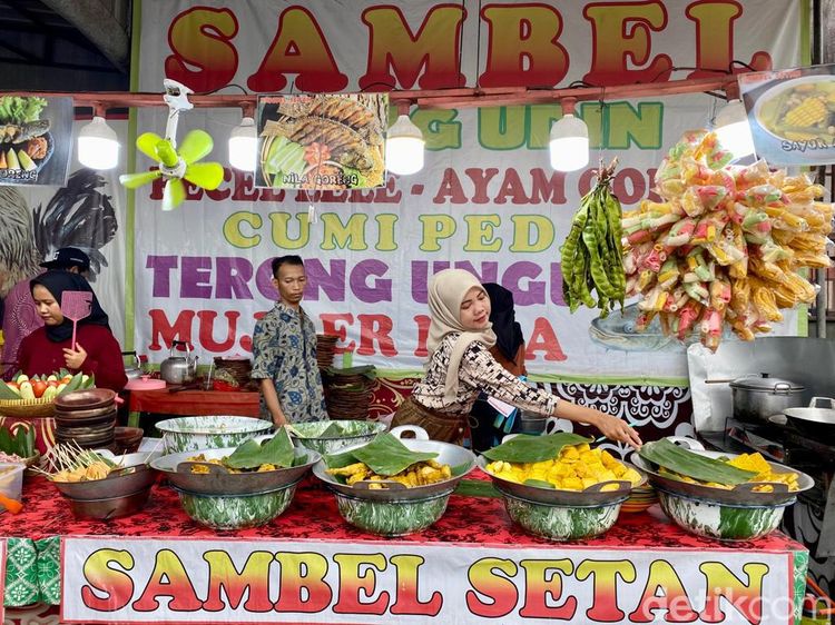 Huaah! Keringat Bercucuran Disengat Pedasnya Sambel Setan Bang Udin