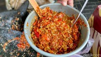 Sambal tersebut cocok dinikmati dengan aneka lauk goreng-gorengan. Mulai dari ayam goreng, ikan nila, ikan lele, usus, ikan asin dan sayur asem. Semua menu itu dijajakan prasmanan di meja. Foto: detikcom/Riska Fitria
