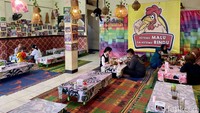 Jadi, pengunjung bisa ambil pesanan sendiri baru kemudian diberikan ke pelayan untuk dimasak. Sementara untuk area makannya berada di dalam sambil duduk lesehan beralaskan tikar. Foto: detikcom/Riska Fitria
