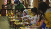 Selain lomba, anak-anak juga bisa bermain basket hingga lempar bola di area Play-Doh Summer Fun.  