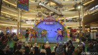 Puas bermain anak-anak dan orang tua juga berkesempatan untuk berbelanja mainan Play-Doh dengan harga khusus lho.  