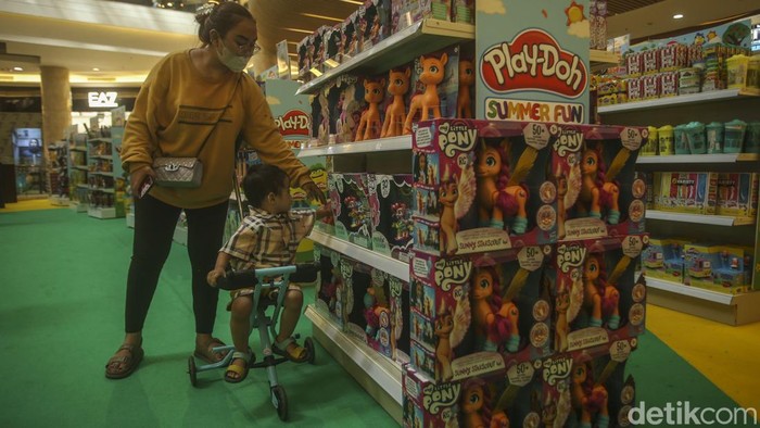 Semringah Anak-anak Main Play-Doh di Pusat Perbelanjaan Sejumlah anak mengikuti lomba Play-Doh Children Competition di Kota Kasablanka, Jakarta, Sabtu (11/6/2022).