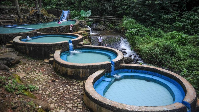 Wisatawan berenang di kolam renang kawasan wisata Kampung Ciherang, Tanjungsari, Kabupaten Sumedang, Jawa Barat, Sabtu (11/6/2022). Kampung Ciherang memiliki potensi wisata berupa wana wisata air, outbond dan hutan pinus yang belum ramai dikunjungi oleh wisatawan dari luar Kabupaten Sumedang. ANTARA FOTO/Raisan Al Farisi/foc.