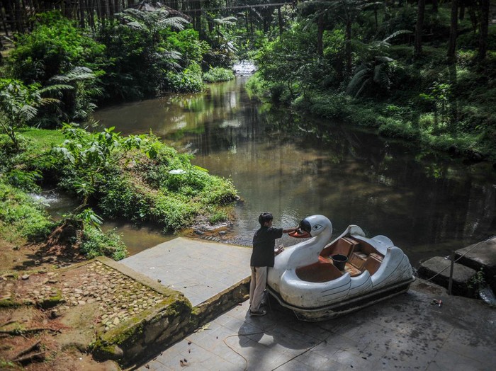 Wisatawan berenang di kolam renang kawasan wisata Kampung Ciherang, Tanjungsari, Kabupaten Sumedang, Jawa Barat, Sabtu (11/6/2022). Kampung Ciherang memiliki potensi wisata berupa wana wisata air, outbond dan hutan pinus yang belum ramai dikunjungi oleh wisatawan dari luar Kabupaten Sumedang. ANTARA FOTO/Raisan Al Farisi/foc.