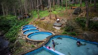 Wisatawan berenang di kolam renang kawasan wisata Kampung Ciherang, Tanjungsari, Kabupaten Sumedang, Jawa Barat, Sabtu (11/6/2022).   