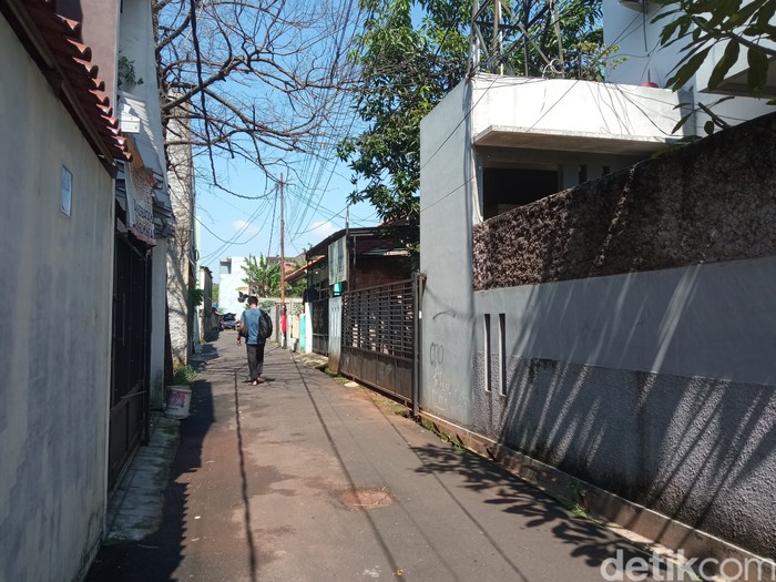 Seorang pria diduga melakukan ekshibisionis di kawasan Lubang Buaya, Jaktim. Tindakan asusila itu dilakukan pelaku di sebuah gang (Fakhri F/detikcom)