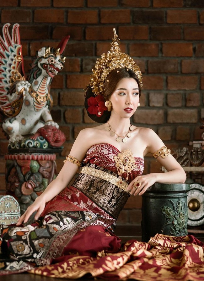 Wanita berusia 32 tahun ini tampil dengan makeup serta busana pernikahan adat Bali. Foto: Instagram/@sunnydahye