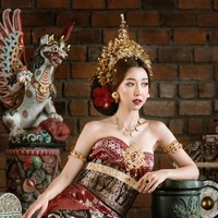 Wanita berusia 32 tahun ini tampil dengan makeup serta busana pernikahan adat Bali. Foto: Instagram/@sunnydahye