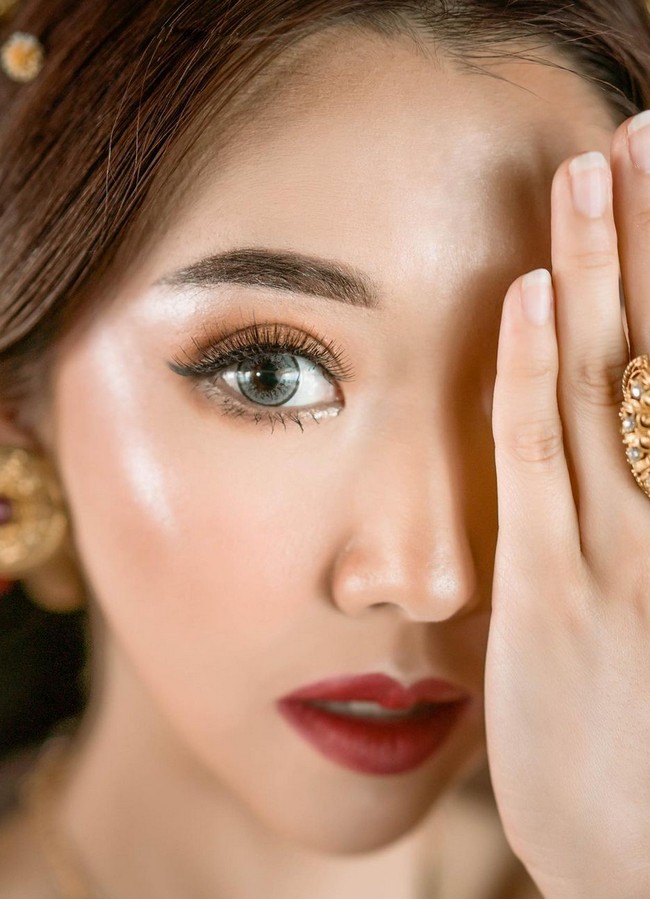 “Duh obsessed banget sama semua nya dari foto2 ini 🥺 selama ini aku selalu mikir aku ngga cocok sama aksen2 gold dan @cahyadewibali berhasil bikin aku sekarang pengen coba aksesoris2 gold gold,” tulis Sunny Dahye pada caption foto Instagram. Foto: Instagram/@sunnydahye