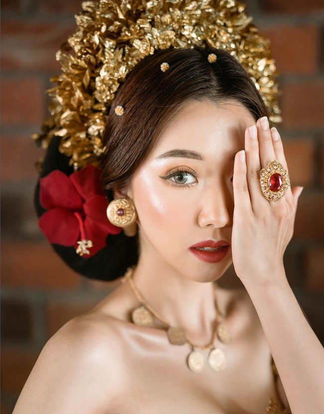 Selama berada di sana, Sunny Dahye menyempatkan dandan dan mencoba busana tradisional Bali.  Foto: Instagram/@sunnydahye